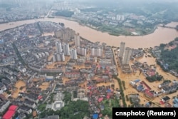 中国湖南省岳阳平江县暴雨引发洪水淹没城镇。（2024年7月2日）