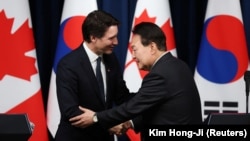 韩国总统尹锡悦与加拿大总理特鲁斯在首尔出席一个联合记者会。（2023年5月17日）