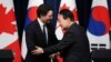 Perdana Menteri Kanada Justin Trudeau berjabat tangan dengan Presiden Korea Selatan Yoon Suk Yeol setelah konferensi pers bersama setelah pertemuan mereka di Kantor Kepresidenan di Seoul, Korea Selatan, 17 Mei 2023. (Foto: REUTERS/Kim Hong-Ji)