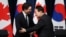 Perdana Menteri Kanada Justin Trudeau berjabat tangan dengan Presiden Korea Selatan Yoon Suk Yeol setelah konferensi pers bersama setelah pertemuan mereka di Kantor Kepresidenan di Seoul, Korea Selatan, 17 Mei 2023. (Foto: REUTERS/Kim Hong-Ji)
