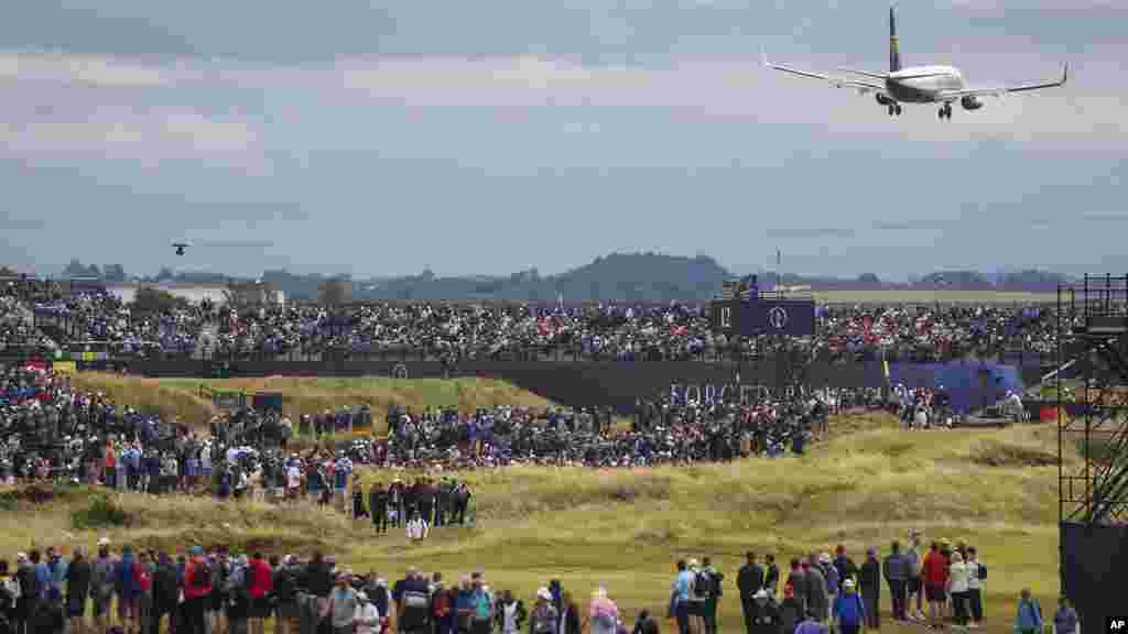 Sebuah pesawat penumpang mendarat di bandara Glasgow Prestwick selama putaran kedua Kejuaraan Golf Inggris Terbuka (British Open) di klub golf Royal Troon di Troon, Skotlandia. (AP)&nbsp;