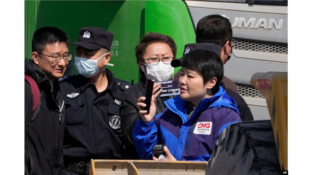 中国警察阻止记者在河北省廊坊三河市燕郊镇的爆炸现场进行直播。（2024年3月13日）