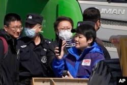 中国警察阻止记者在河北省廊坊三河市燕郊镇的爆炸现场进行直播。（2024年3月13日）