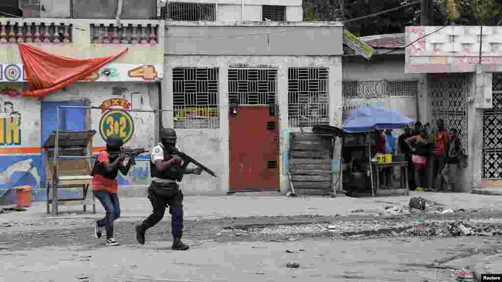Полицијата патролира по улиците откако членовите на бандата се обидоа да нападнат полициска станица во Порт-о-Пренс, Хаити, 25 април 2023 година.