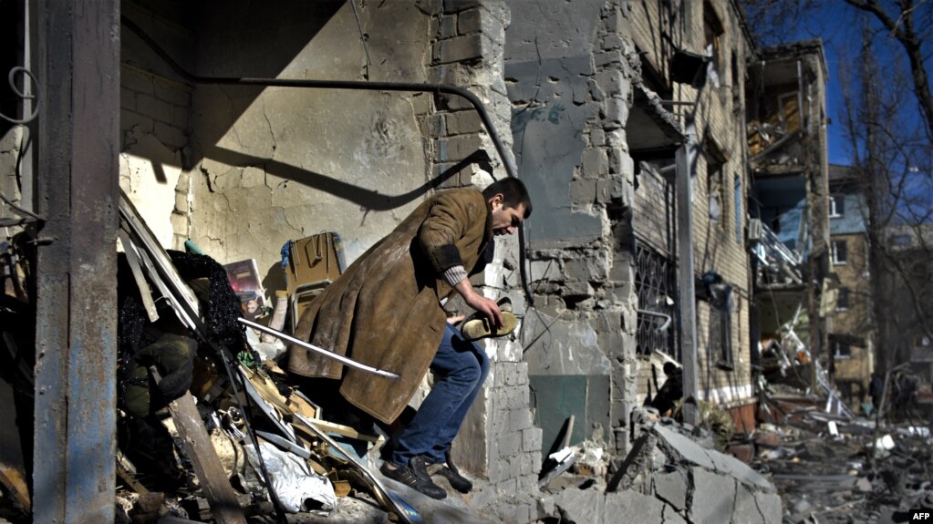 Un residente local busca sus pertenencias después de un bombardeo en Kramatorsk, este de Ucrania, el 14 de marzo de 2023.
