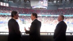 Энтони Блинкен беседует с послом США в Китае Николасом Бернсом и Генеральным консульством США в Шанхае Скоттом Уокером во время посещения баскетбольного матча стадионе Шанхая, в Китае, 24 апреля 2024 года.