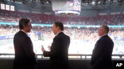 Энтони Блинкен беседует с послом США в Китае Николасом Бернсом и Генеральным консулом США в Шанхае Скоттом Уокером во время посещения баскетбольного матча. Шанхай, Китай. 24 апреля 2024 года.