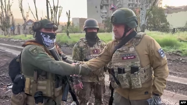 瓦格纳集团雇佣军首领普里戈津（右）在巴赫穆特与雇佣军士兵在一起。（2023年5月25日）