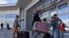 Des migrants à l'aéroport international de Tunis-Carthage le 7 mars 2023. 