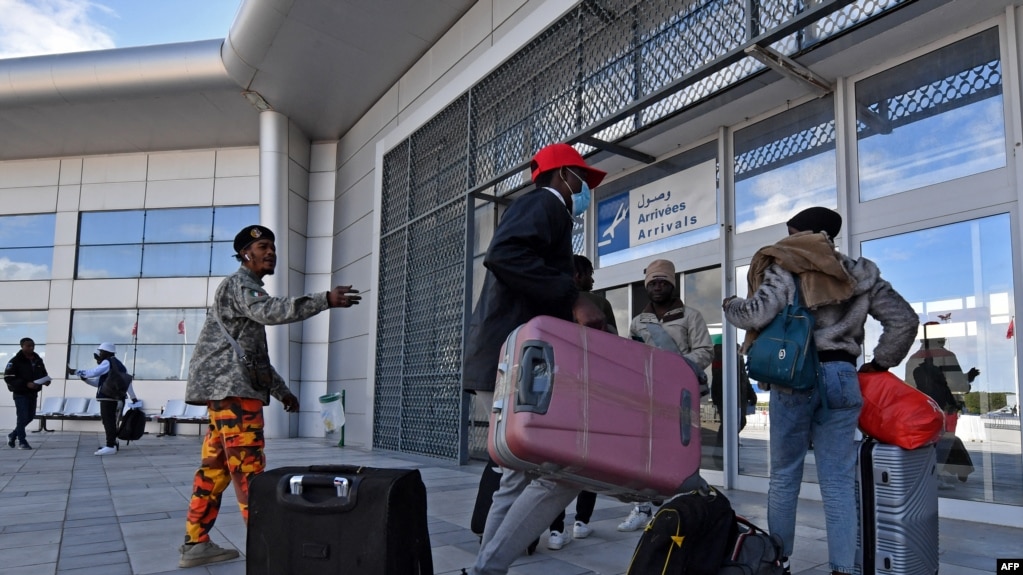 Ces derniers mois, les conditions de vie des migrants subsahariens se sont détériorées quand ils ont été chassés de grandes villes tunisiennes comme Sfax. 