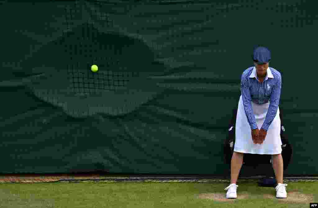 A line judge stands in position as a ball hits the back netting after a serve during the men&#39;s doubles semi-final tennis match between Britain&#39;s Henry Patten and Finland&#39;s Harri Heliövaara, and New Zealand&#39;s Michael Venus and Britain&#39;s Neal Skupski, &nbsp;during the Wimbledon Championships in Wimbledon, southwest London.&nbsp;