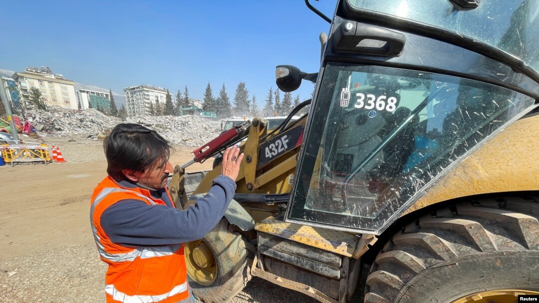 Akin Bozkurt operates a bulldozer at the site of collapsed buildings, taking part in the efforts to find bodies under rubble in the aftermath of the deadly earthquake in Kahramanmaras, Turkey, Feb. 18 2023. 