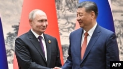 دیدار شی جین پینگ رئیس جمهوری چین (راست) با ولادیمیر پوتین رئیس جمهوری روسیه در پکن - ۲۷ اردیبهشت ۱۴۰۳ 