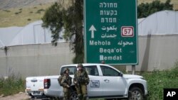 Israeli soldiers set up a roadblock following a shooting attack near the Israeli settlement of Hamra in West Bank at the Jordan Valley, Apr. 7, 2023. 