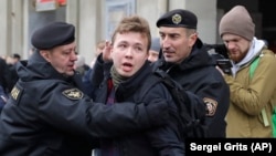 (FILE) Belarus police arrest journalist Raman Pratasevich, center, in Minsk, Belarus in 2017.