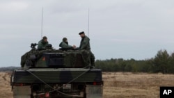 Украинские и польские военные на учениях, в которых задействованы танки Leopard 2. Светошов, Польша. Февраль 2023 г. 
