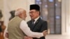 Perdana Menteri India Narendra Modi (kiri) menyambut PM Malaysia Anwar Ibrahim saat kedatangannya di istana kepresidenan India selama resepsi seremonial di New Delhi, 20 Agustus 2024.