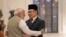 Perdana Menteri India Narendra Modi (kiri) menyambut PM Malaysia Anwar Ibrahim saat kedatangannya di istana kepresidenan India selama resepsi seremonial di New Delhi, 20 Agustus 2024.