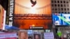 纪念彭立发四通桥抗议一周年，纽约时报广场大屏幕投放阳光下的和平鸽和大桥。（方冰拍摄）