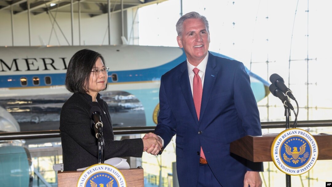 U.S. House Speaker Kevin McCarthy shakes hands with Taiwan President Tsai Ing-wen after a news conference following a meeting at the Ronald Reagan Presidential Library in Simi Valley, California, April 5, 2023.
