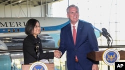 U.S. House Speaker Kevin McCarthy shakes hands with Taiwan President Tsai Ing-wen after a news conference following a meeting at the Ronald Reagan Presidential Library in Simi Valley, California, April 5, 2023.