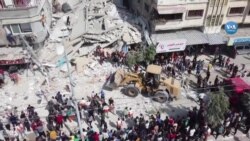 Gazzeliler İsrail saldırısında yıkılan binanın enkazında yakınlarını arıyor 