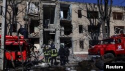 Tim SAR melakukan pencarian korban di lokasi bangunan tempat tinggal yang rusak akibat serangan rudal Rusia di Kramatorsk, Ukraina, 14 Maret 2023. (REUTERS/Yan Dorbronosov)