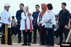 Ibu Iriana Joko Widodo, meninjau simulasi penggunaan drone dalam proses pemupukan di sawah seluas 40.000 hektare di Desa Telaga Sari, Distrik Kurik, Kabupaten Merauke, Provinsi Papua Selatan, Selasa, 23 Juli 2024. (Pers Sekretariat Presiden)