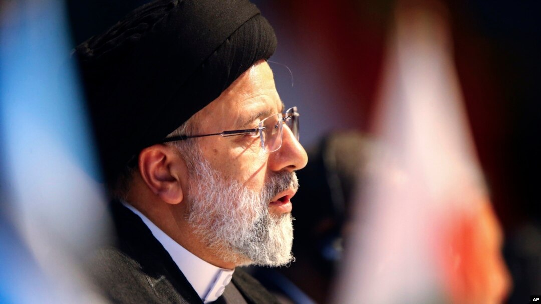 Presiden Iran Ebrahim Raisi berpidato pada KTT BRICS ke-15, di Johannesburg, Afrika Selatan, 24 Agustus 2023. (Foto: via AP)