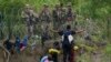 Seorang migran berhadapan dengan sejumlah petugas keamanan Texas di tepi sungai Rio Grande di Meksiko, pada 11 Mei 2023. (Foto: AP/Fernando Llano)