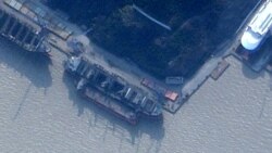 Một con tàu, được RUSI xác định là tàu chở hàng Angara đã đăng ký của Triều Tiên, được nhìn thấy cập cảng cùng với một tàu lớn hơn tại cầu cảng của Công ty đóng tàu Châu Sơn Hâm Á ở Trung Quốc ngày 11/22/2024 qua ảnh vệ tinh.