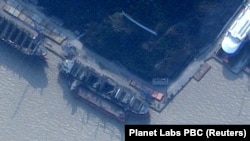 卫星图像显示，一艘被英国皇家联合军种研究所 (RUSI) 确认为是朝鲜注册的货轮“安加拉号”（Angara）和一艘更大的船只一同停靠在中国舟山鑫亚船舶修造公司码头。（2024年2月11日）
