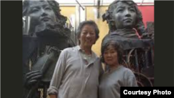 中國藝術家 嚴正學 (左)在其雕塑作品前拍照（照片來自高瑜推特）
