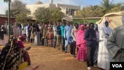 People line up at the Scat Urbam voting centers, March 24, 2024. (Mariama Diallo/VOA)