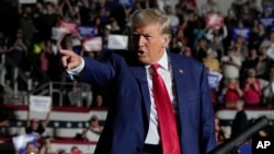 ARCHIVO - El candidato presidencial republicano y expresidente Donald Trump llega a un mitin de campaña, el 29 de julio de 2023, en Erie, Pensilvania, EEUU.