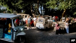 Tuk-tuks deixam turistas nos portões do Palácio da Pena, do século XIX, em Sintra, Portugal, em 9 de agosto de 2024.