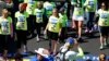 Роузэнн Сидойя пересекает пересекает финишную черту Бостонского марафон в 2019 г. (Reuters)