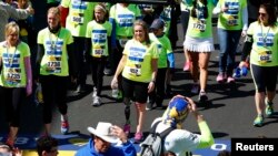 Роузэнн Сидойя пересекает пересекает финишную черту Бостонского марафон в 2019 г. (Reuters)