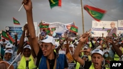 Apoiantes do Presidente da Mauritânia e líder da União para a República, Mohamed Ould Ghazouani, assistem ao último comício da campanha em Nouakchott, a 27 de junho de 2024.