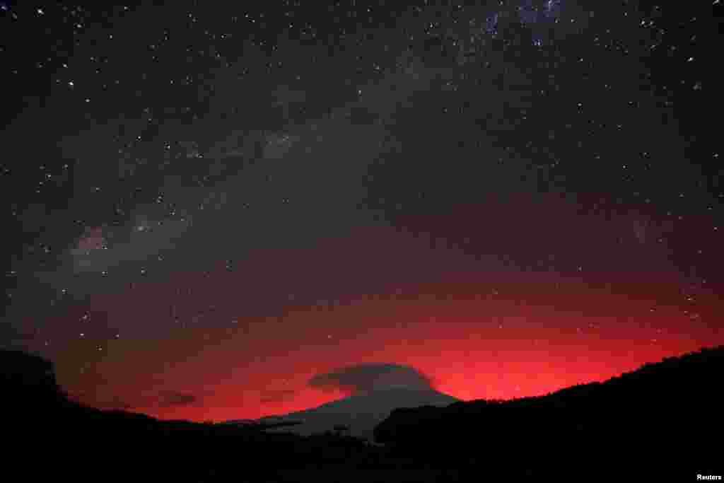 A view shows the lights of an aurora australis caused by a geomagnetic storm over Villarrica volcano, in Pucon, Chile, May 10, 2024.