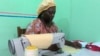 Mariette Ayissi dans l’atelier de confection des serviettes hygiéniques lavable, à Yaoundé, le 1 mai 2024. (VOA/Emmanuel Jules Ntap)