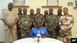 Les militaires putschistes nigérien lors de leur première allocution télévisée après leur prise de pouvoir.