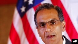 El entonces embajador de Estados Unidos en la India y actual subsecretario de Estado para Gestión y Recursos de Estados Unidos, Richard Verma, habla en la Asociación de Corresponsales Extranjeros del Sur de Asia en Nueva Delhi, India, el 19 de enero de 2017.