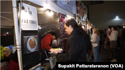 Pasar malam menyajikan santapan khas Thailand di Los Angeles.