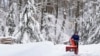 Meghan Hall limpia la nieve de su entrada después de una tormenta de invierno, el miércoles 15 de marzo de 2023, en Polonia, Maine. La tormenta arrojó nieve pesada y húmeda en partes del noreste, lo que provocó decenas de miles de cortes de energía. (Foto AP/Robert F. Bukaty)