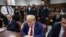 Ish-presidenti Donald Trump duke ndjekur procesin gjyqësor në Manhatan, Nju Jork (6 maj 2024)