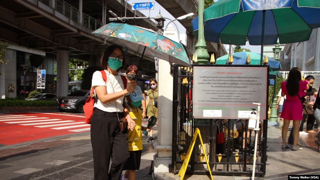 泰国曼谷的行人在飙升的酷热中打阳伞遮蔽阳光。（2023年4月23日）(photo:VOA)