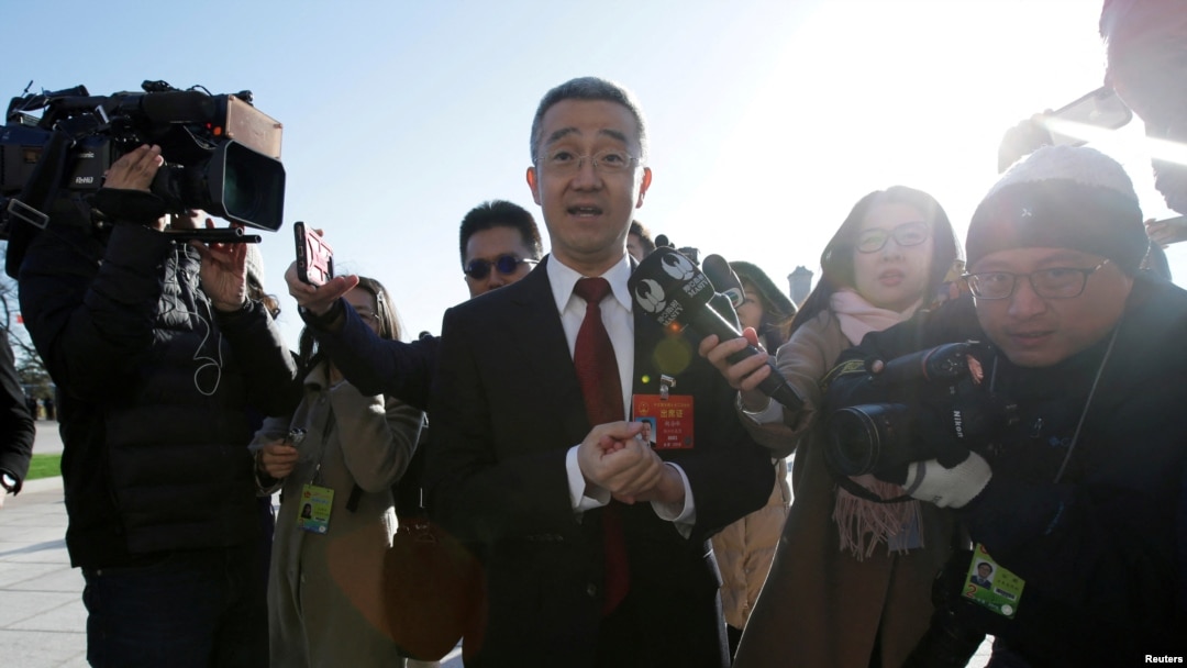 资料照:中共前领导人胡锦涛之子胡海峰前往北京人大会堂出席全国人大会议闭幕式时被媒体记者包围。(2019年3月15日)