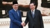 លោក​នាយករដ្ឋមន្ត្រី ហ៊ុន សែន (ស្ដាំ) ចាប់​ដៃ​ជាមួយ​សមភាគី​ម៉ាឡេស៊ី​របស់​លោក​គឺលោក​​នាយករដ្ឋមន្ត្រី Anwar Ibrahim ក្នុង​អំឡុងពេល​លោក​ធ្វើ​ទស្សនកិច្ច​នៅ​រាជធានី​ភ្នំពេញ ថ្ងៃទី ២៧ ខែមីនា ឆ្នាំ២០២៣។ (Kok Ky/Cambodia's Government Cabinet via AP)