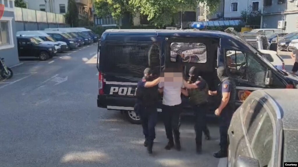 Policia shqiptare gjatë operacionit për arrestimin e të dyshuarve